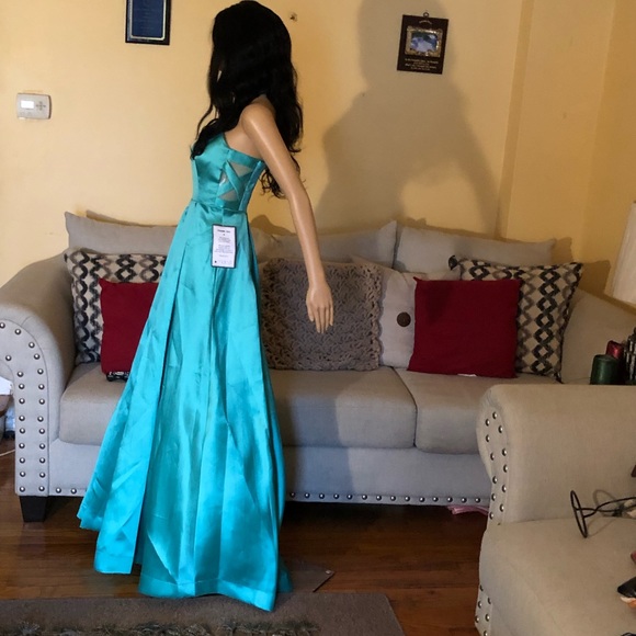 Elegant formal wear - Picture 2 of 4